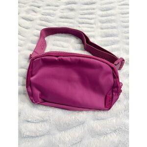 Clove Belt Bag in Raspberry